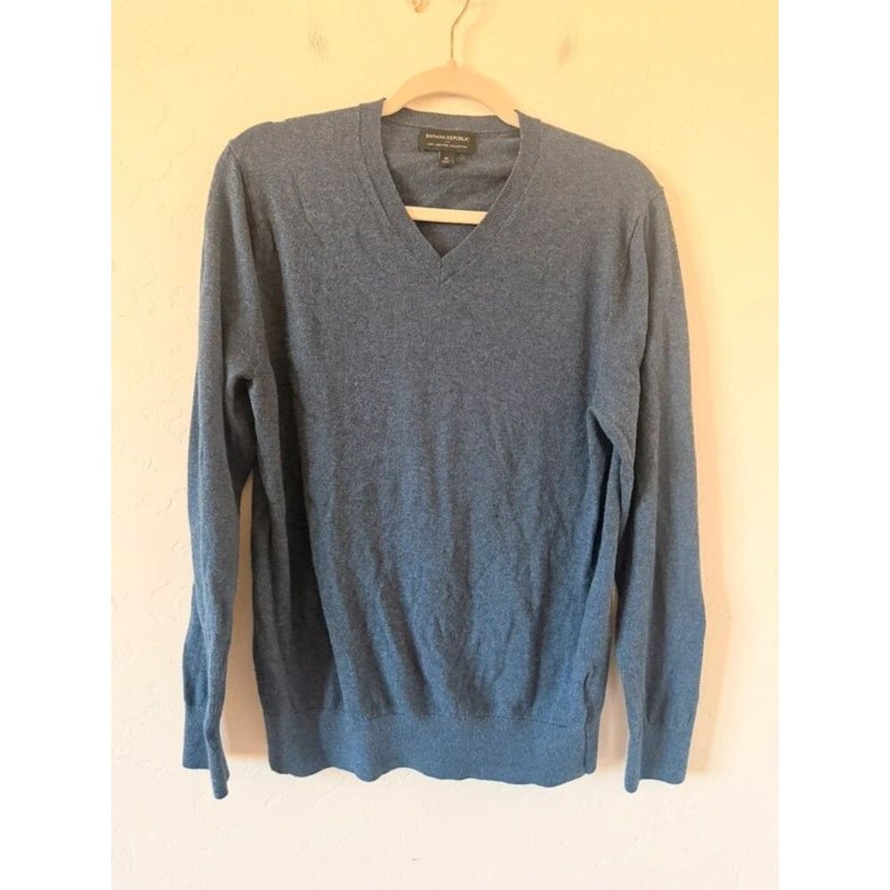 Banana Republic Blue V-neck Size M